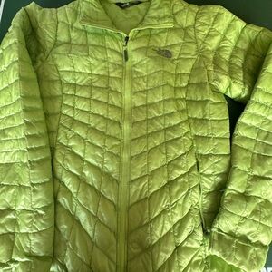 The North Face Women's Green light puffer Jacket Thermoball size small like new